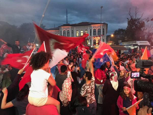 Türkiye'nin dört bir yanında AK Partililer sokaklara döküldü