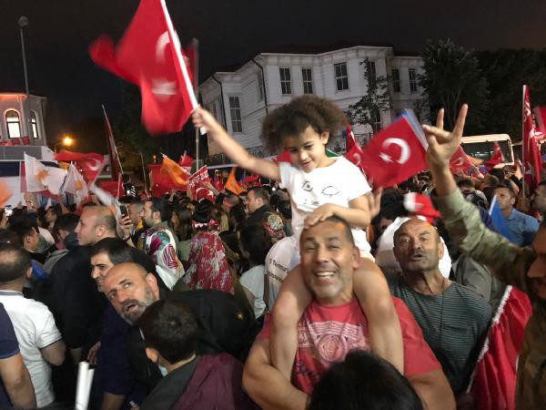 Türkiye'nin dört bir yanında AK Partililer sokaklara döküldü