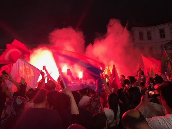 Türkiye'nin dört bir yanında AK Partililer sokaklara döküldü