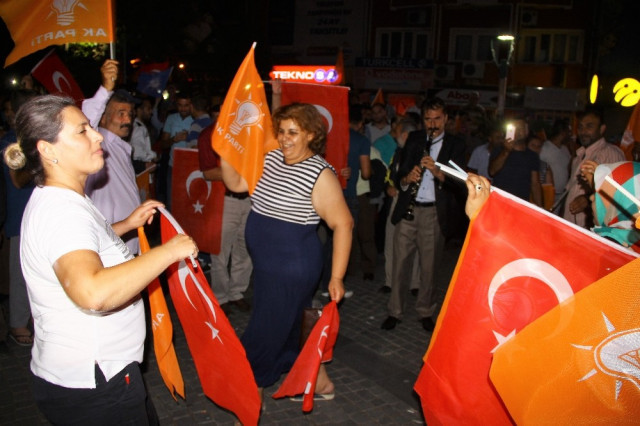 Türkiye'nin dört bir yanında AK Partililer sokaklara döküldü