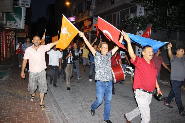 Türkiye'nin dört bir yanında AK Partililer sokaklara döküldü