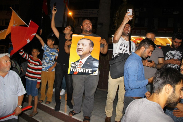 Türkiye'nin dört bir yanında AK Partililer sokaklara döküldü