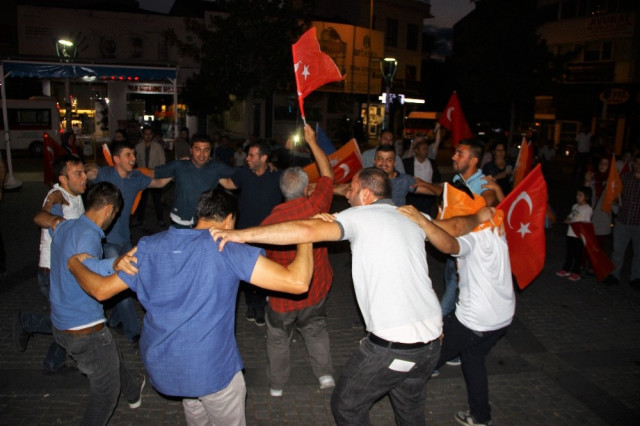 Türkiye'nin dört bir yanında AK Partililer sokaklara döküldü