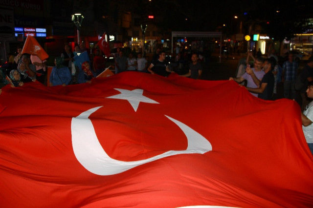 Türkiye'nin dört bir yanında AK Partililer sokaklara döküldü