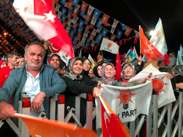 Türkiye'nin dört bir yanında AK Partililer sokaklara döküldü