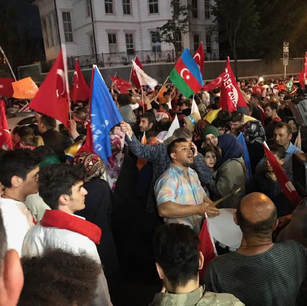 Türkiye'nin dört bir yanında AK Partililer sokaklara döküldü