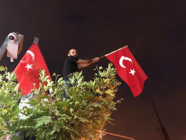 Türkiye'nin dört bir yanında AK Partililer sokaklara döküldü