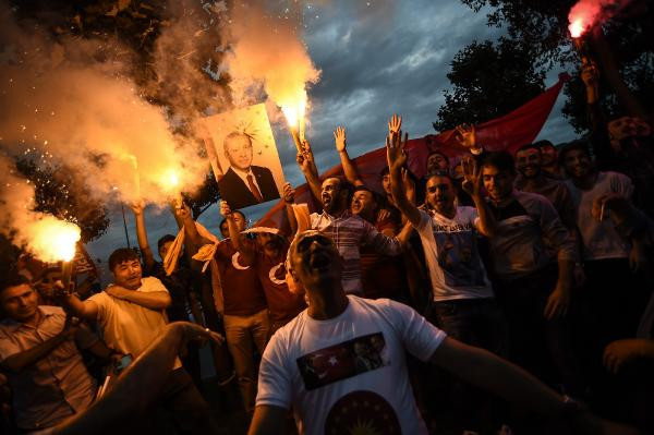 Türkiye'nin dört bir yanında AK Partililer sokaklara döküldü