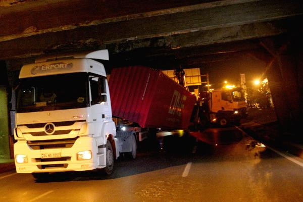 TIR, Unkapanı Köprüsü'ne takıldı