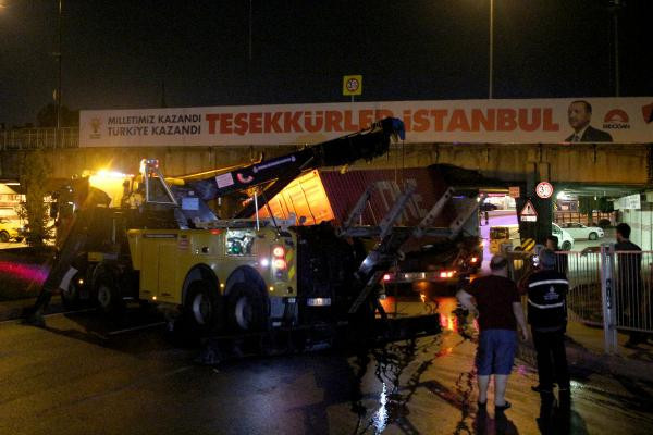 TIR, Unkapanı Köprüsü'ne takıldı
