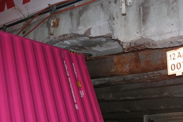 TIR, Unkapanı Köprüsü'ne takıldı