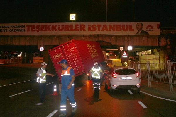 TIR, Unkapanı Köprüsü'ne takıldı