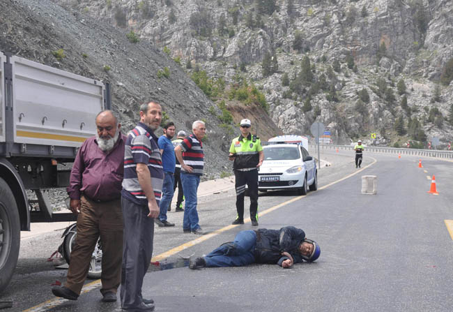 Antalya'da Motosiklet TIR'a Çarptı