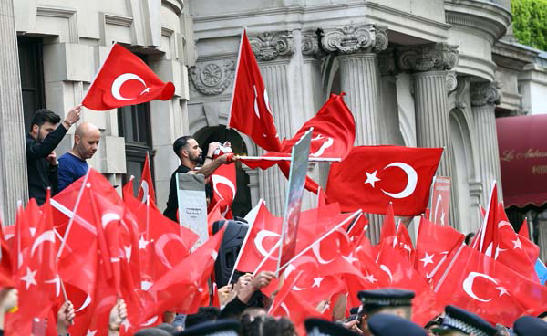 İngiltere'de Cumhurbaşkanı Erdoğan'a sevgi seli