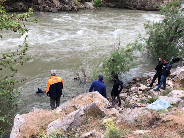 Artvin'de otomobil Çoruh Nehri'ne uçtu: 1 ölü 2 kayıp