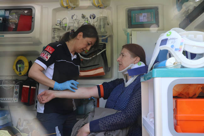 Bolu'da minibüs iş makinesiyle çarpıştı! 10 yaralı