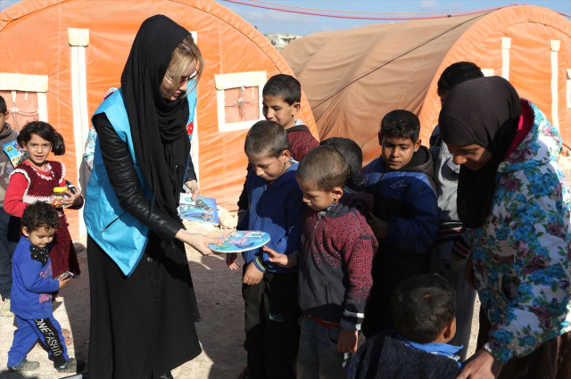 Gamze Özçelik Suriye'de Savaş Mağduru Çocuklara Yardım Etti