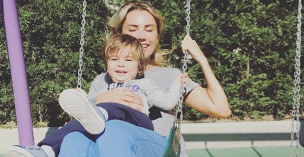 Ece Erken sinir krizi geçirdi! Oğlu banyodayken duşa kabin patladı!