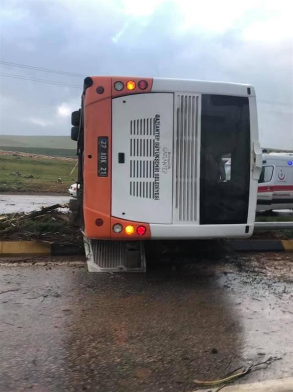 Belediye otobüsü devrilmesi sonucu 25 kişi yaralandı