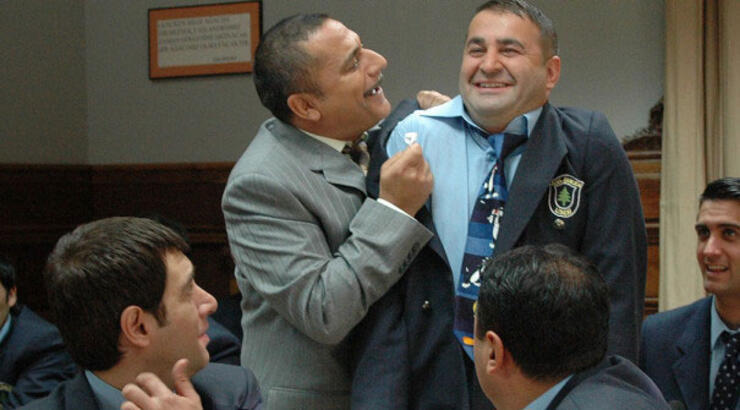 Hababam Sınıfı Üç Buçuk filminin konusu ne? Oyuncuları kimlerdir? Nerede çekildi?