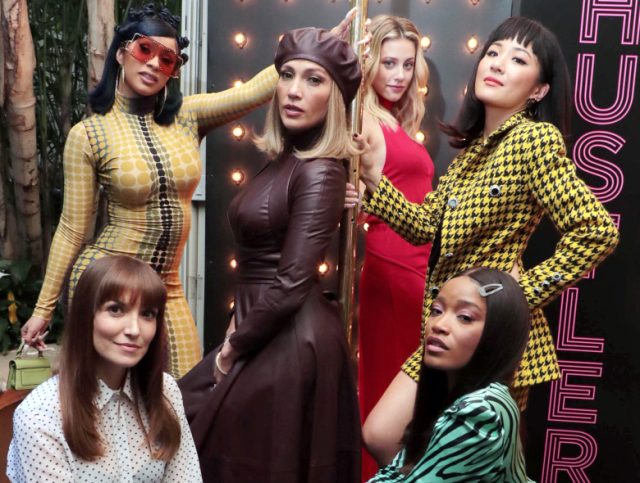 Jennifer Lopez, festivale iç çamaşırsız katılınca hayranların heyecanlandırdı