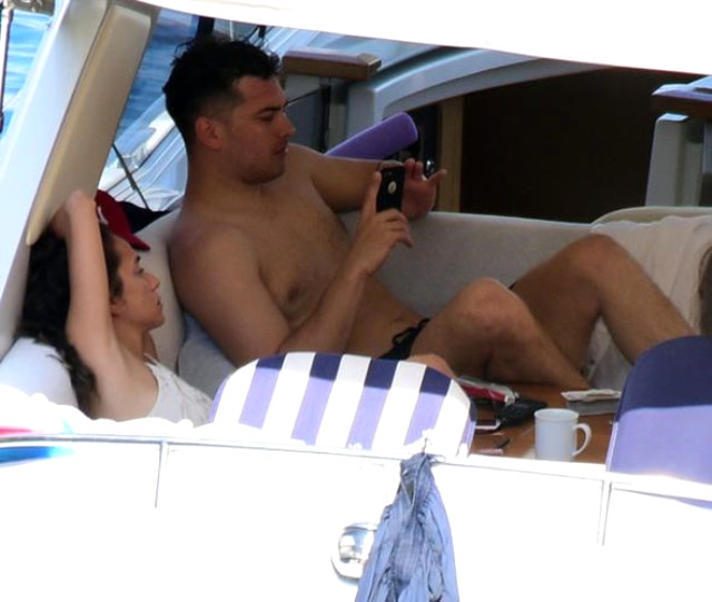 Çağatay Ulusoy'un Duygu Sarışın ile tatil yaptığı teknesinde başka kadın!