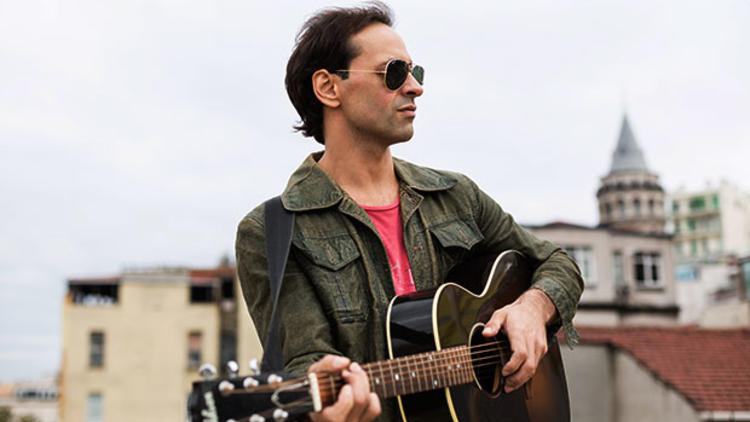 Kaan Tangöze, (5 Eylül 1973; İstanbul), Türk müzisyen. Şişli Terakki Lisesi, Bilkent Üniversitesi Otel Yönetimi ve Turizm Bölümü'nü bitirmiştir. ABD'de Seattle Üniversitesi'nde ekonomi üzerine yüksek lisans yapmıştır. Alternatif rock müziği yapan Duman grubunun solisti ve gitaristi. Solaktır. Tam adı Rıza Kaan Tangöze'dir. ABD'de eğitimini sürdürürken Yakup Trana ile beraber müzik çalışmalarına da devam etti. Seattle'da yazdığı 'LaLaLa' isimli bir parçası ABD'de yayınlanan iki toplama albümde yer aldı. 1999 yılında, Batuhan Mutlugil ve Ari Barokas'la Duman'ı kurmuştur. Duman kurulmadan önce Ari Barokas ile birlikte Mad Madame isimli grunge/cover yapan bir grupları vardı.Ocak 2006'da, Duman grubundan Batuhan Mutlugil ve Yakup Trana'yla beraber, Karanlıkta ve Tam Olsun adlı iki parçanın yer aldığı Karanlıkta isimli bir solo çalışma yaptı. Yeşim Salkım'ın Beyhude isimli parçasında vokal yaptı. Vokalistliğini yaptığı Duman grubunun şimdiye kadar 6 stüdyo albümü, 2 konser albümü ve 1 konser DVD'si vardır. 20 Ekim 2002 tarihinde Türkiye güzeli sevgilisi Ahu Paşakay evinde intihar etmiştir. 24 Mart 2010 tarihinde 5 senedir birlikte olduğu manken Seçkin Piriler ile evlenmiştir. Kaan Tangöze' nin evlendiği eşi Seçkin Piriler'den Hakan ve Volkan adında iki oğlu olmuştur. 11 Mart 2016 tarihinde Seçkin Piriler'le anlaşmalı olarak boşanmıştır.