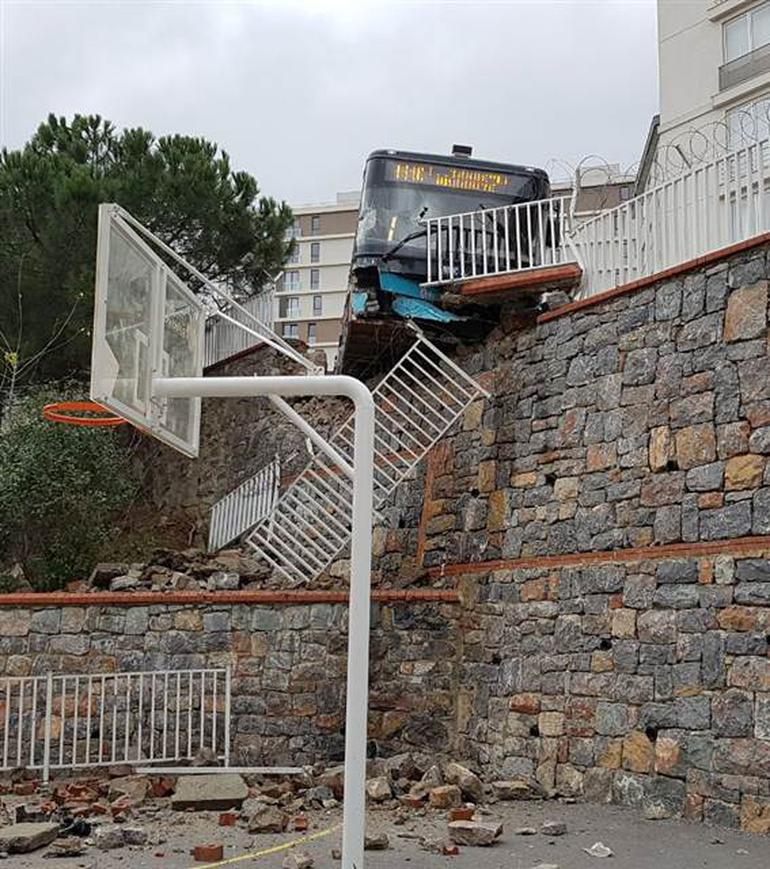 Otobüs okul duvarını yıktı