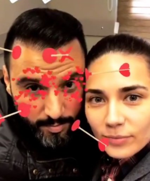 NE OLMUŞTU? Esra Erol'un kız kardeşi Eda Erol ve Alişan 29 Haziran'da nişanlandı. Kasım ayında evlenmeyi planlayan çift eylül ayında yollarını ayırdı. Alişan ve Eda Erol'un ayrılığı hakkında iki tane iddia ortaya atıldı. Bu iddialardan biri çiftin, Eda Erol'un eski sevgilisi Ogan Şenyolcu'yu unutamadığı için ayrıldıklarıydı. Diğeri de Eda Erol'un oyuncu olmak istemesi ve Alişan'ın buna izin vermemesiydi. Öte yandan Eda Erol'un Alişan ile birlikteyken defalarca yüzük attığını ve Alişan'ın da en son canına tak edip ayrılık kararı aldığı da konuşulanlar arasında. Alişan şimdi Dostlar Mahallesi dizisinin setinde tanıştığı Buse Varol ile aşk yaşıyor. 