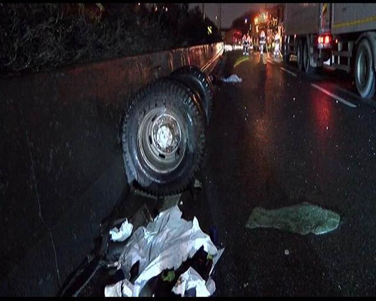 TEM'de Feci Kaza | Otomobilin Tüm Parçaları Koptu