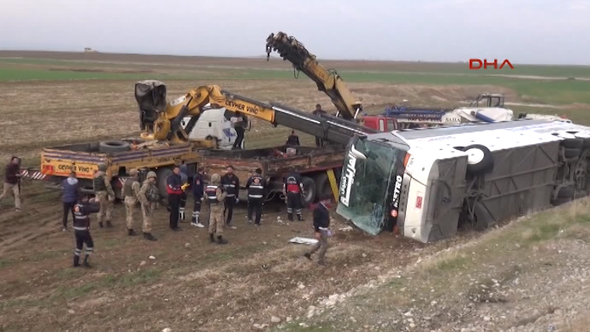 Silopi'de Irak'a yolcu taşıyan otobüs devrildi