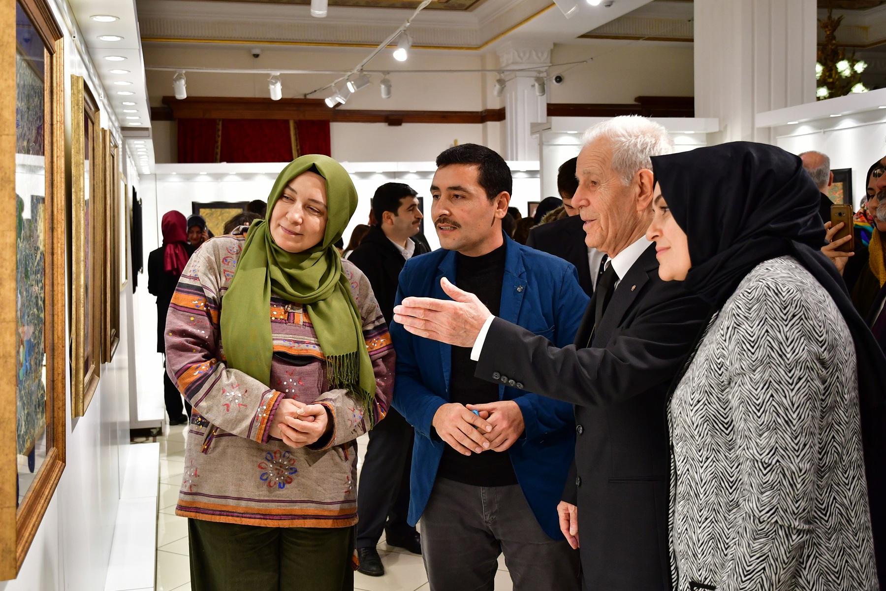 "Buhara'dan İstanbul'a Türk Motifleri-Ebru ve Minyatür Sergisi"nin açılışı Mehmet Akif Ersoy Sanat Merkezi’nde yapıldı.