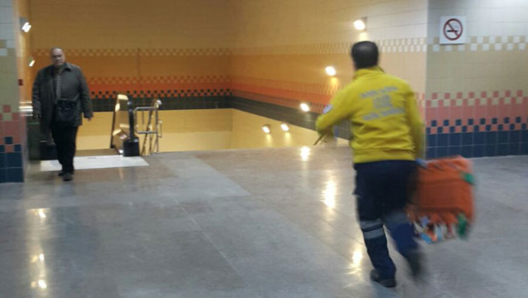 Ankara Metrosunda Genç Kız Raylara Düştü