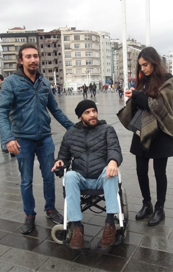 Taksim'de Kadına Yönelik Sosyal Deneye Engelli Vatandaş Müdahale Etti