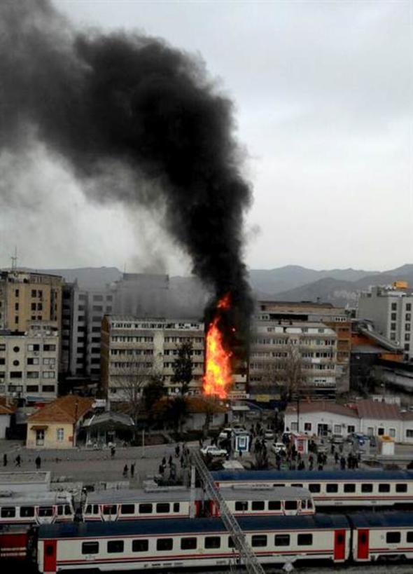 İzmir'de Büyük Yangın! Pencereden Atlıyorlar!
