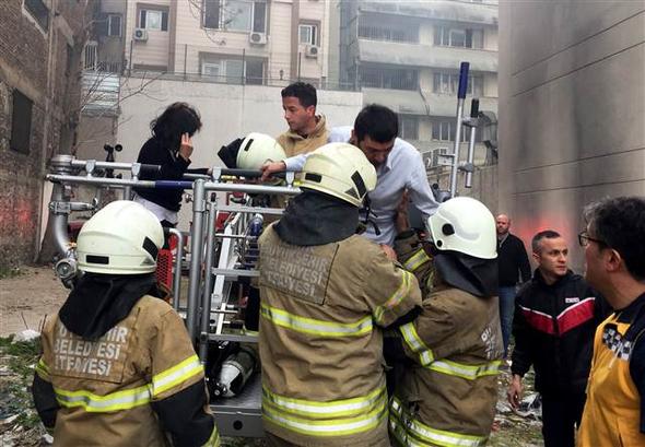 İzmir'de Büyük Yangın! Pencereden Atlıyorlar!