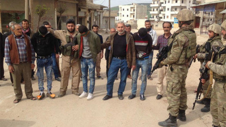 Muhtarlar ve Afrin Halkı 18 Teröristi TSK'ya Teslim Etti