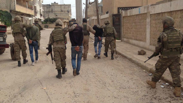 Muhtarlar ve Afrin Halkı 18 Teröristi TSK'ya Teslim Etti