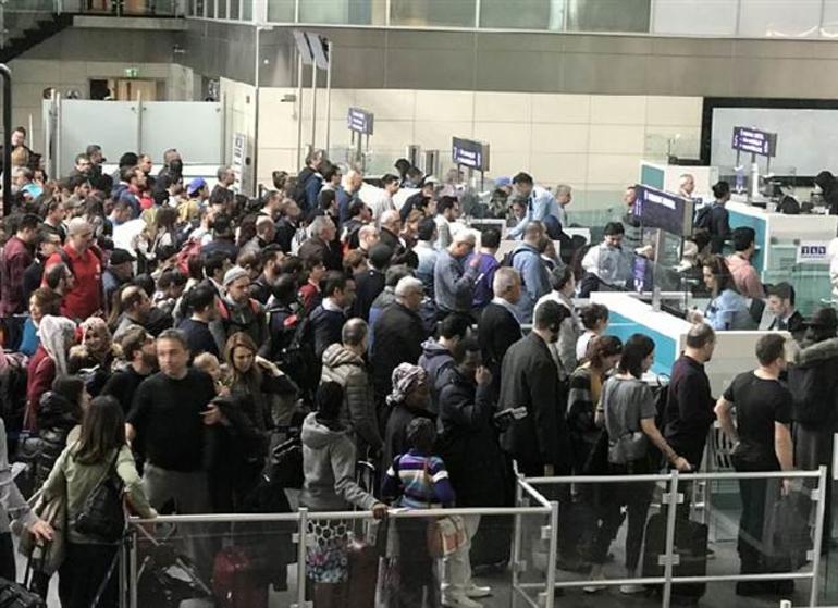 Atatürk Havalimanı Pasaport Kontrol Noktaları 'POLNET' Yoğunluğu