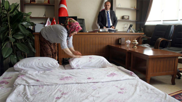 Turistlere Yer Kalmayınca Makamında Yatırdı