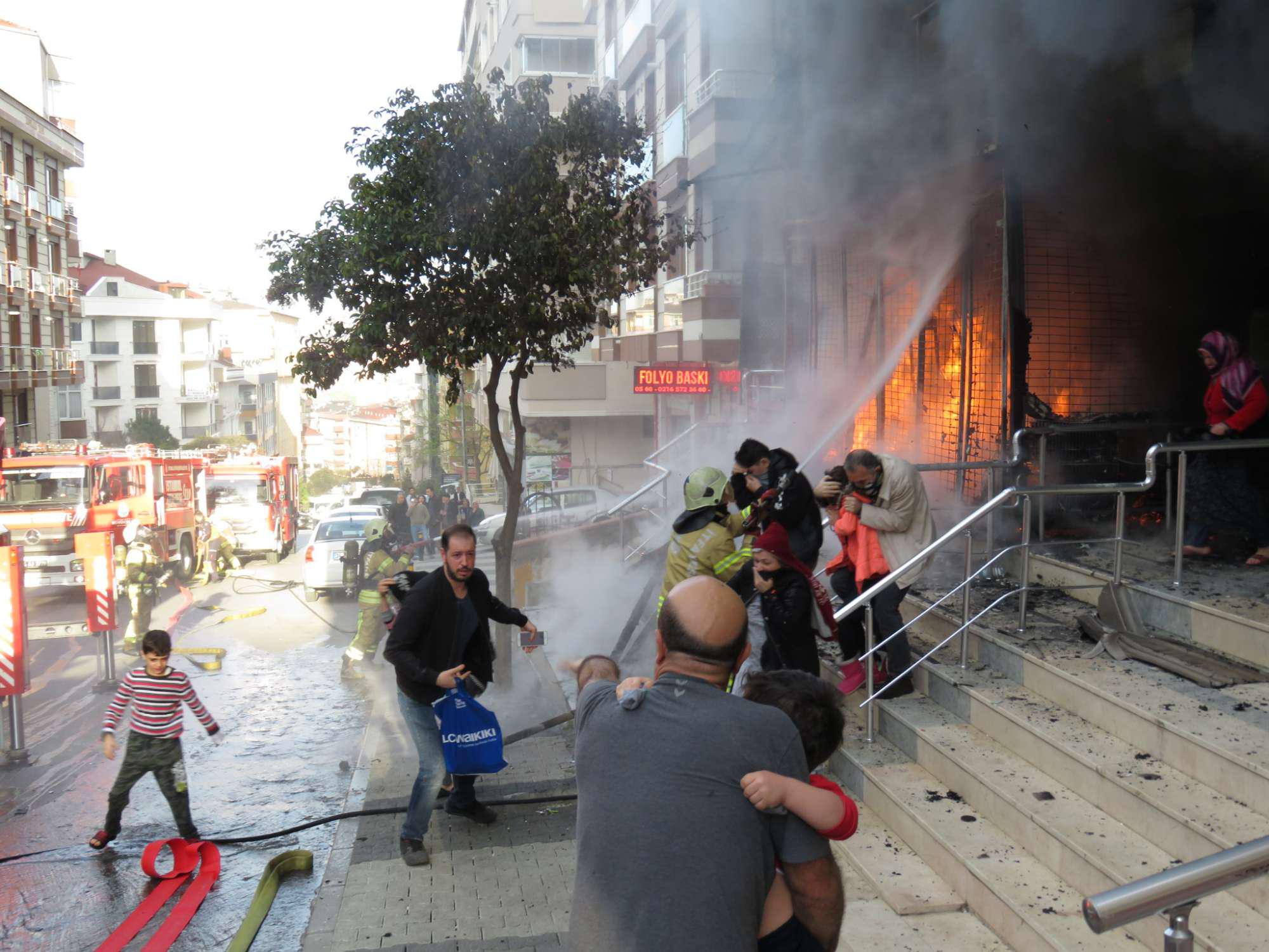 Maltepe'de 5 Katlı Bina Cayır Cayır Yandı!