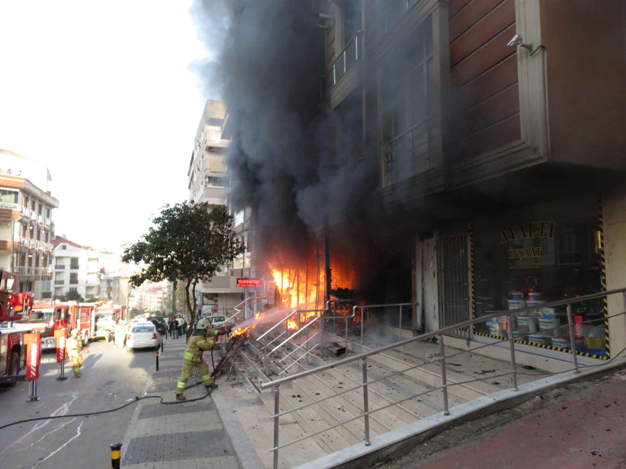 Maltepe'de 5 Katlı Bina Cayır Cayır Yandı!