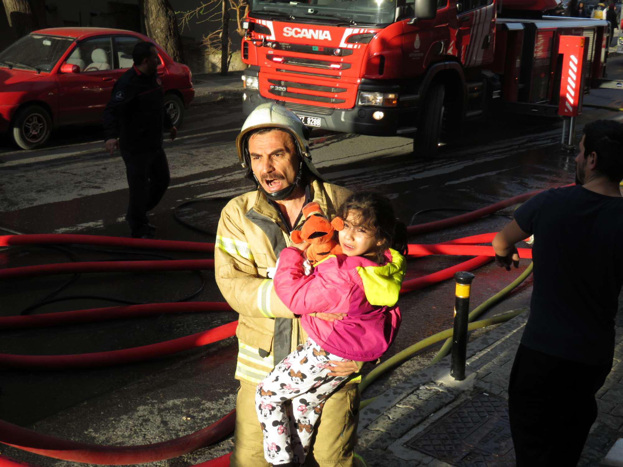 Maltepe'de 5 Katlı Bina Cayır Cayır Yandı!