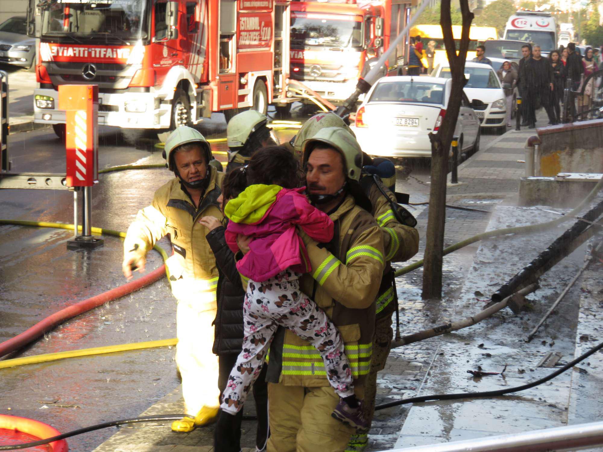 Maltepe'de 5 Katlı Bina Cayır Cayır Yandı!