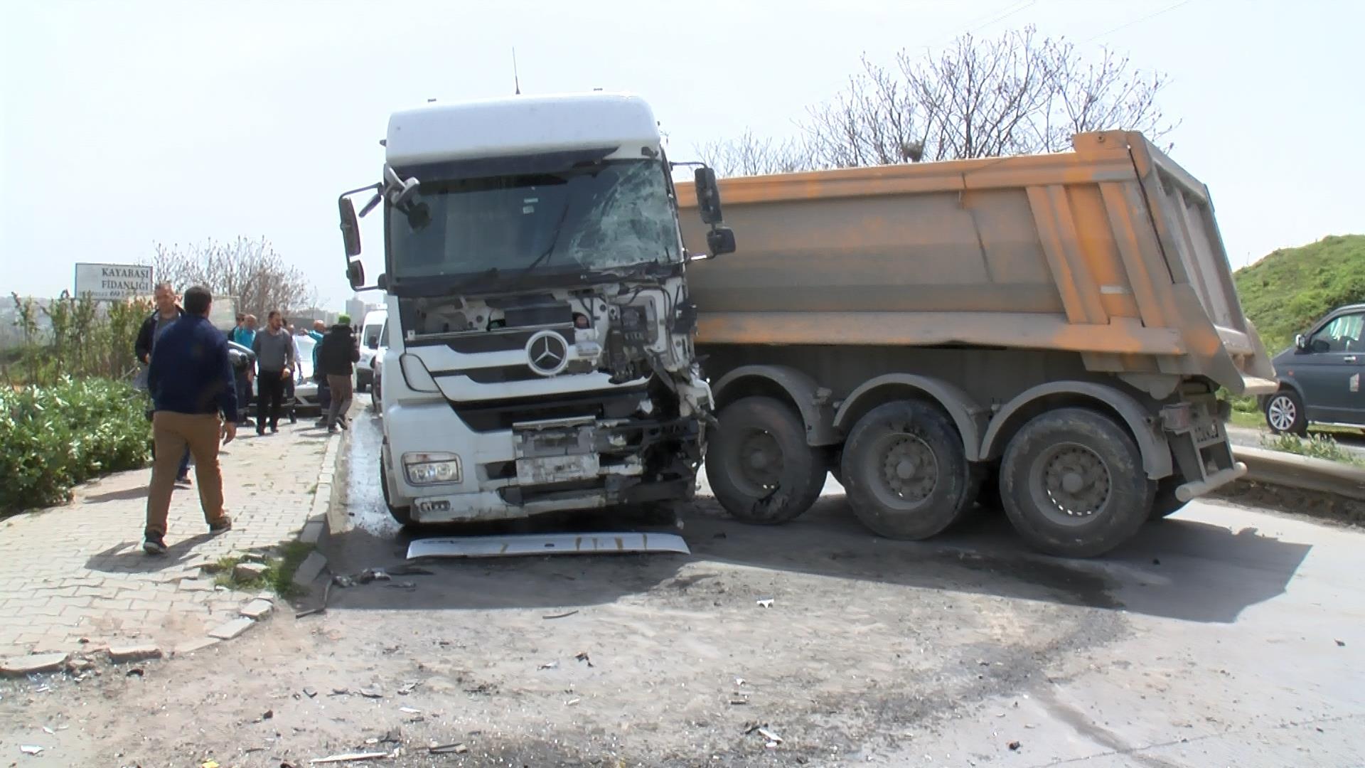 Harfiyat Kamyonu İETT Otobüsü İle Çarpıştı Çok Sayıda Yaralı Var