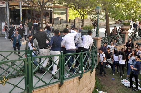 Eskişehir'de Kavga! 2 Kişiye 7 Kişi Saldırdı