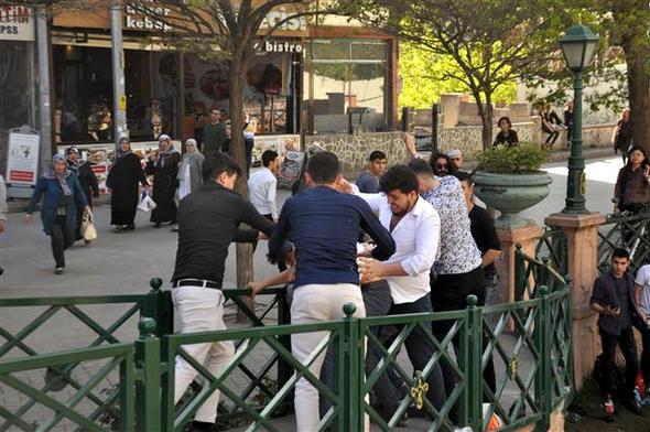 Eskişehir'de Kavga! 2 Kişiye 7 Kişi Saldırdı