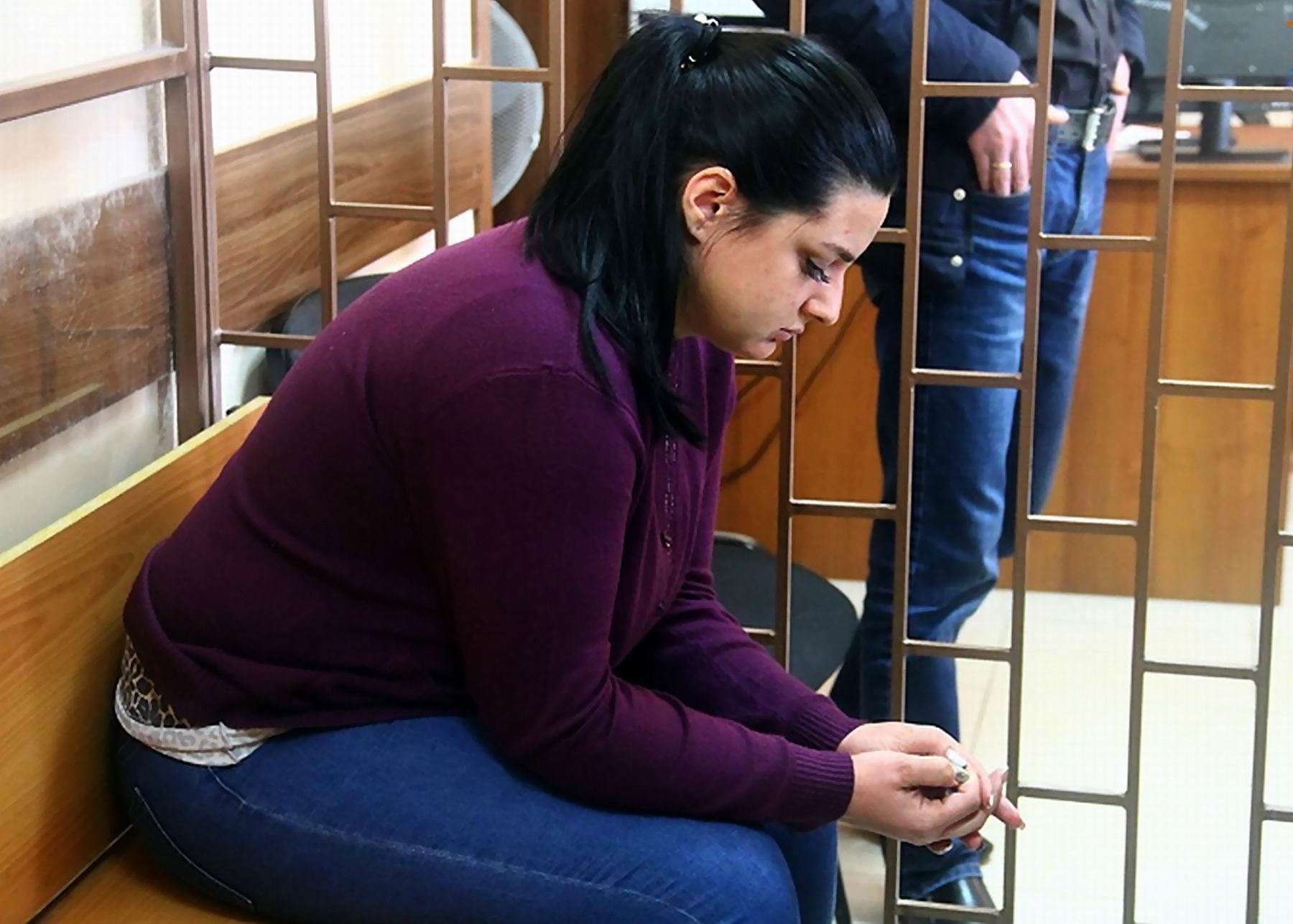 Genç anne tatile gidebilmek için iki çocuğunu önce boğdu sonra yaktı