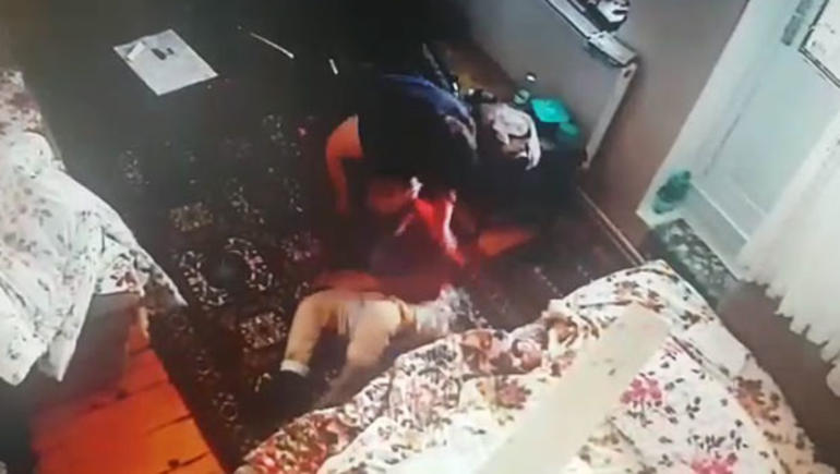 İstanbul'da 88 yaşındaki yaşlı kadını bakıcısı hastanelik etti