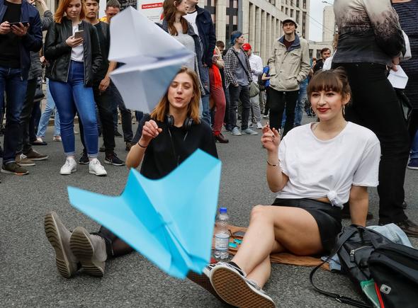 Rusya'da Telegram'ın Yasaklamasını Protesto Eden Binlerce Kişi Sokağa Döküldü